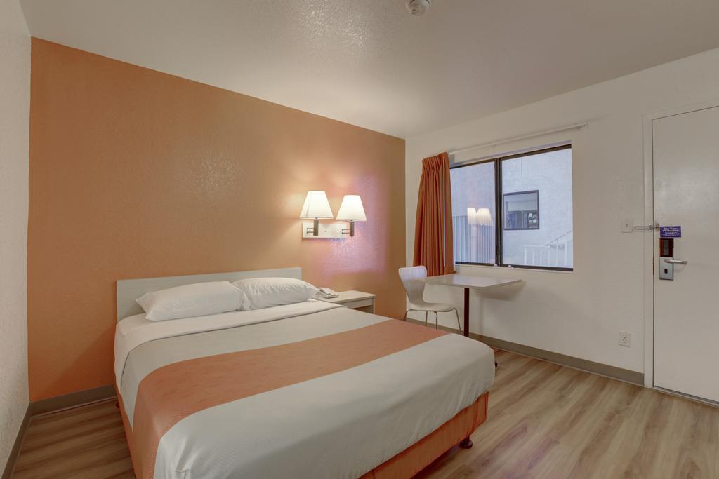 Motel 6-Corona, Ca Bilik gambar