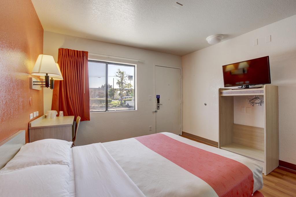 Motel 6-Corona, Ca Bilik gambar