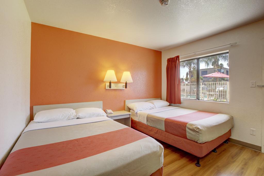 Motel 6-Corona, Ca Bilik gambar